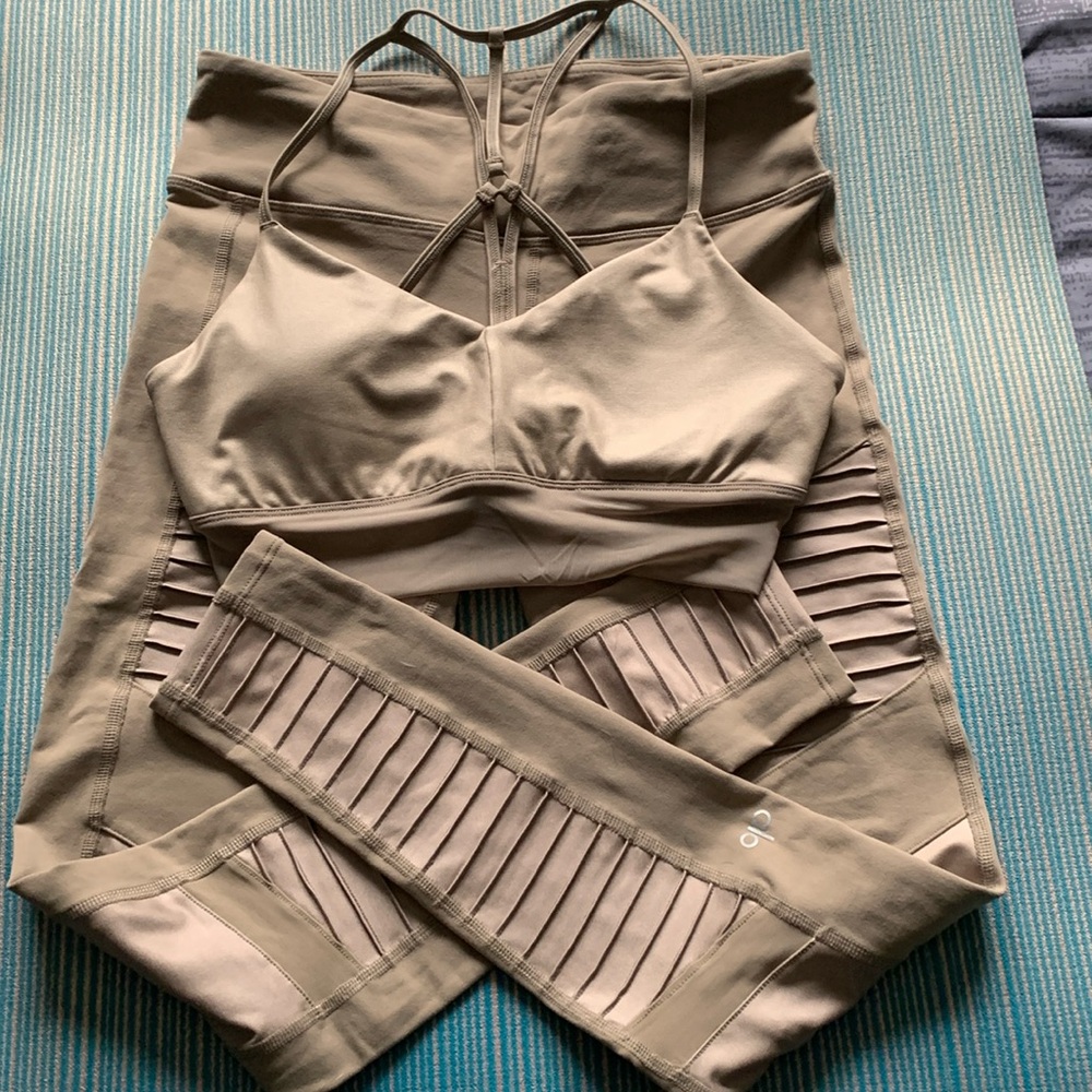 Excellent condition mid-rise Moto Leggings in Gravel 28” Medium with bra in M